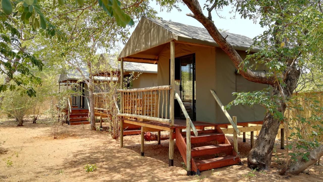Elephant Trail Guesthouse And Backpackers Kasane Bagian luar foto