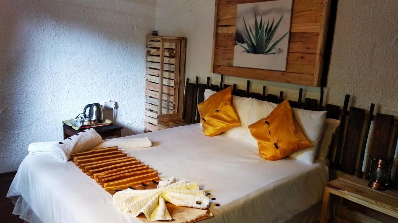Elephant Trail Guesthouse And Backpackers Kasane Ruang foto
