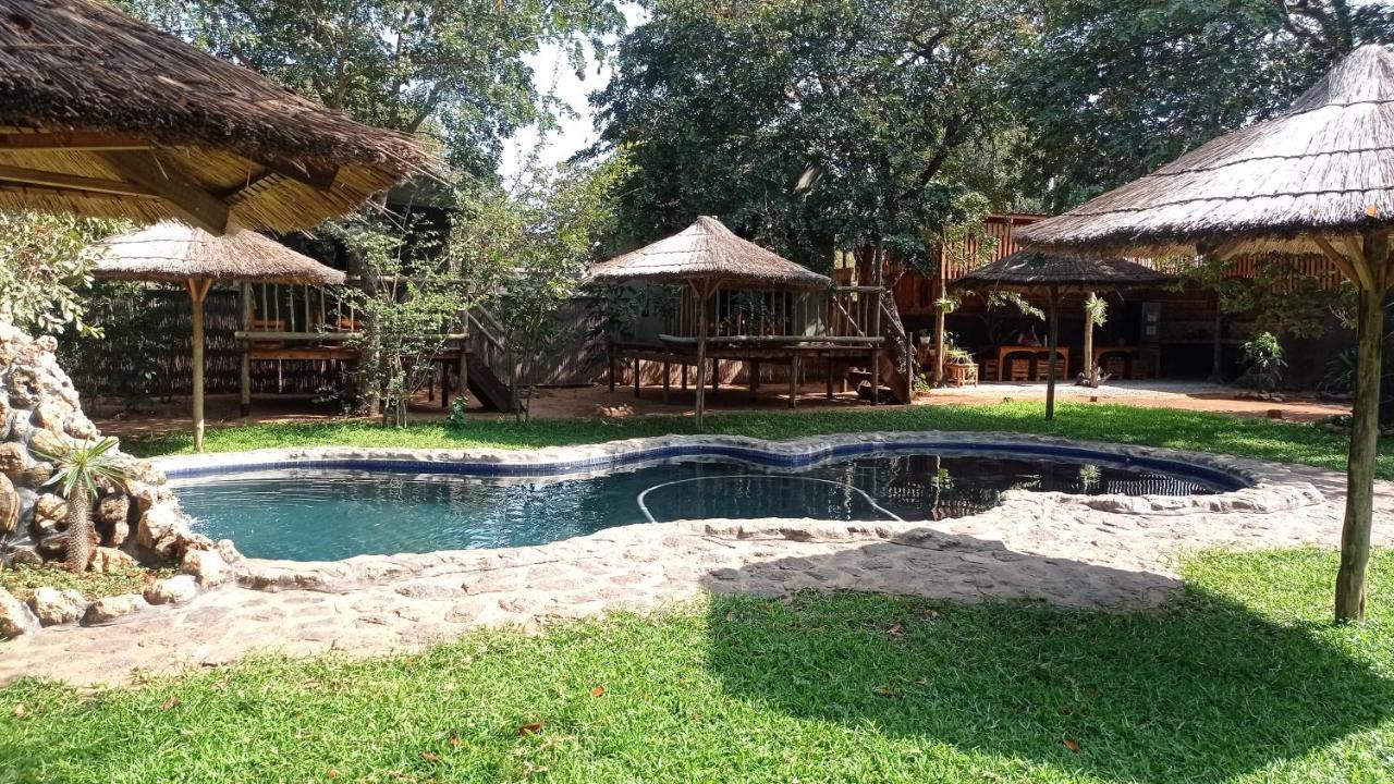 Elephant Trail Guesthouse And Backpackers Kasane Bagian luar foto