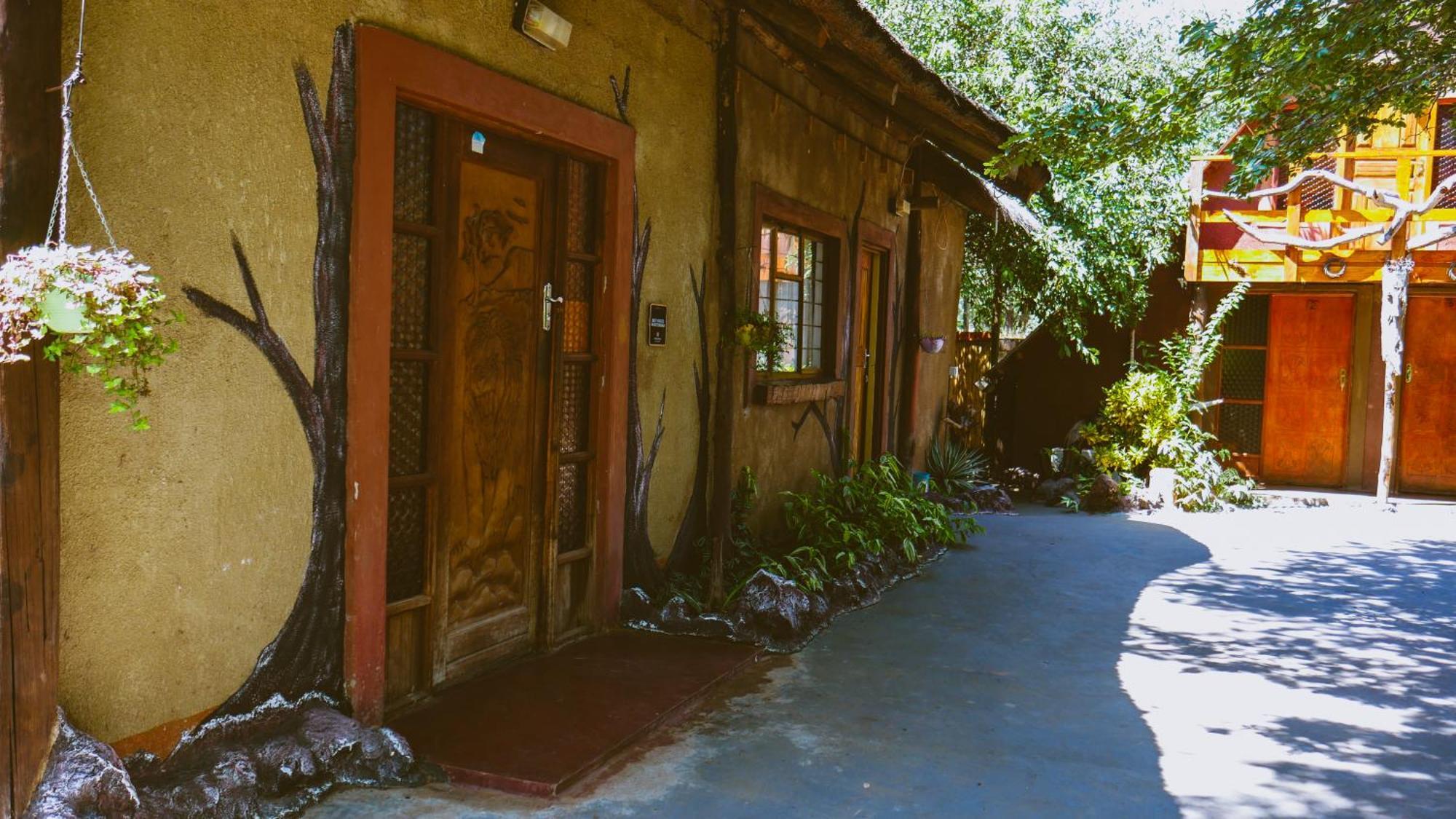 Elephant Trail Guesthouse And Backpackers Kasane Ruang foto