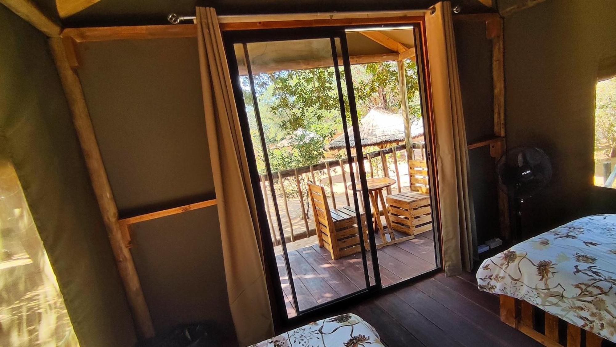 Elephant Trail Guesthouse And Backpackers Kasane Ruang foto