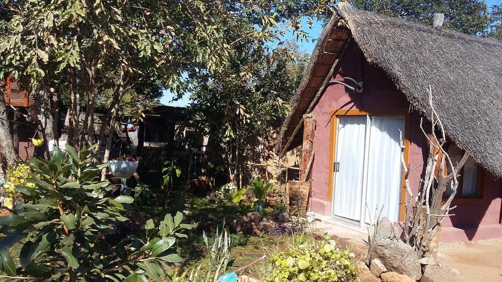 Elephant Trail Guesthouse And Backpackers Kasane Bagian luar foto