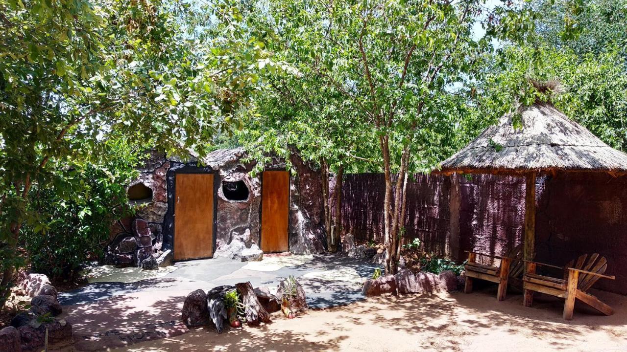Elephant Trail Guesthouse And Backpackers Kasane Bagian luar foto