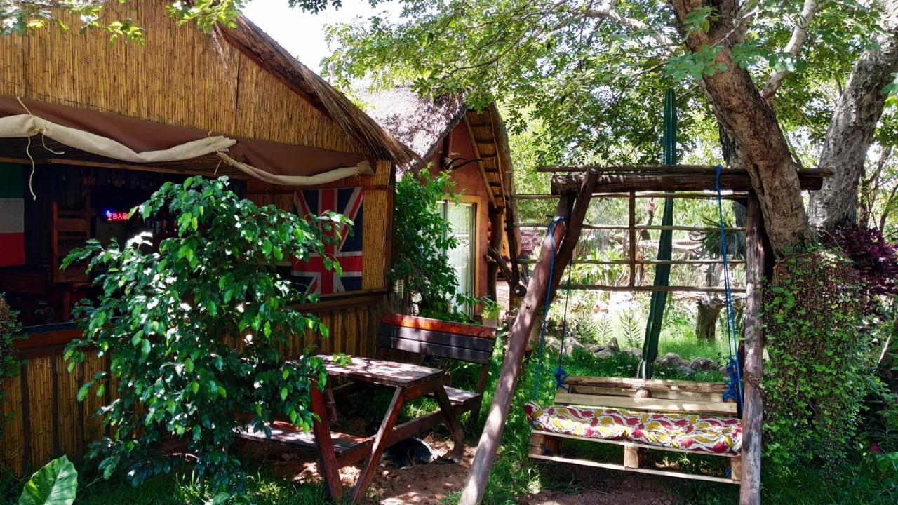 Elephant Trail Guesthouse And Backpackers Kasane Bagian luar foto