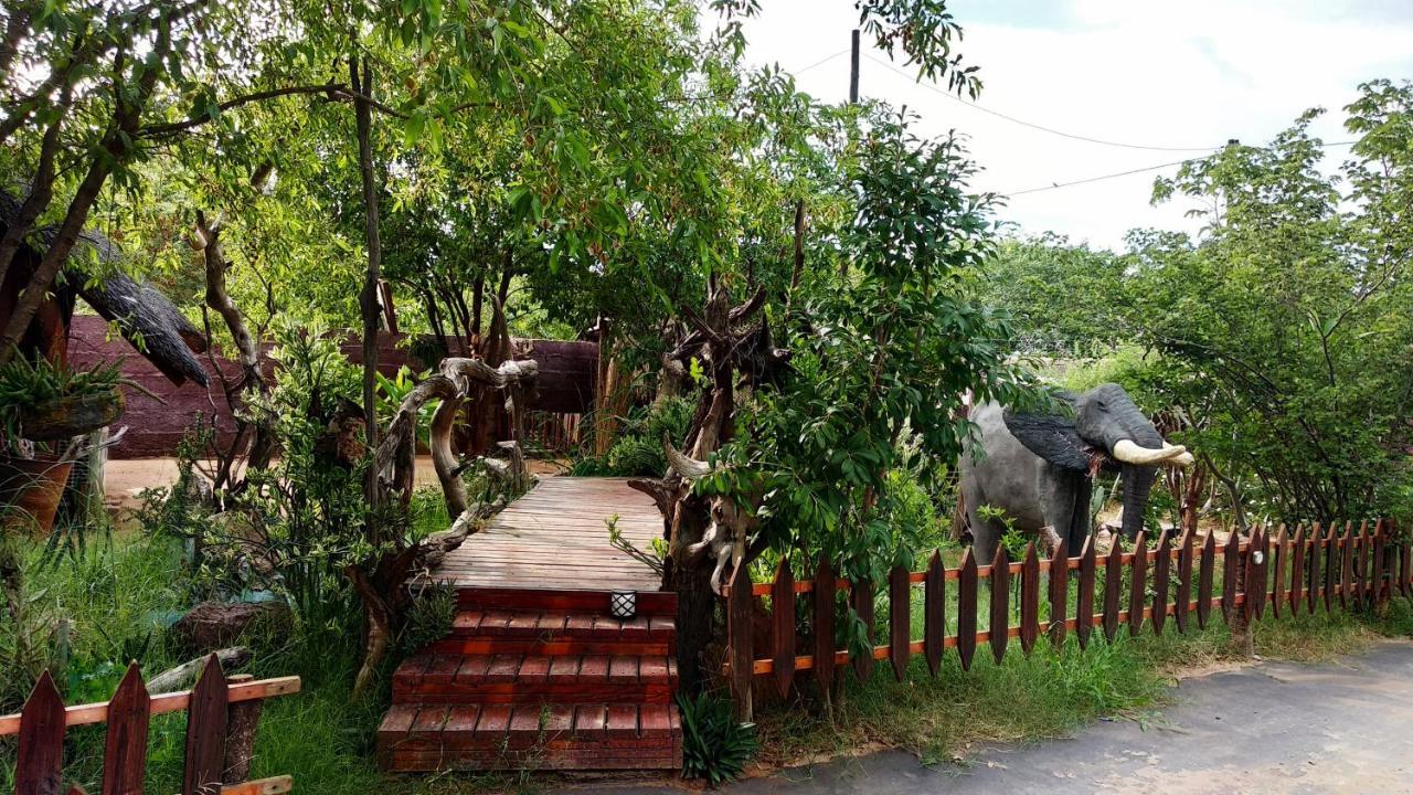 Elephant Trail Guesthouse And Backpackers Kasane Bagian luar foto