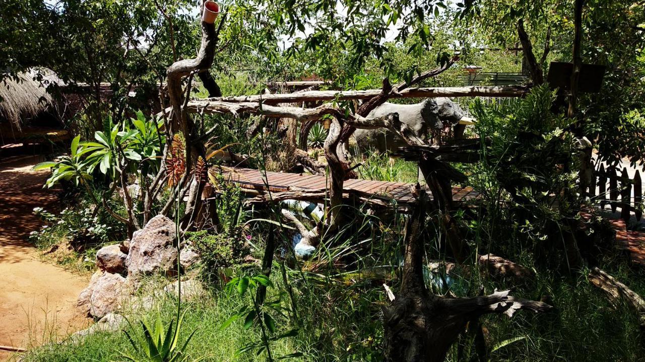 Elephant Trail Guesthouse And Backpackers Kasane Bagian luar foto